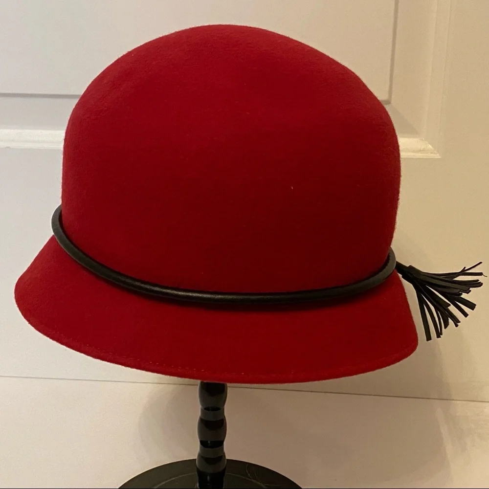 ALESSANDRA BACCI SCARPELLINI FIRENZE ITALY HAT RED BLACK LEATHER FRINGE TIE